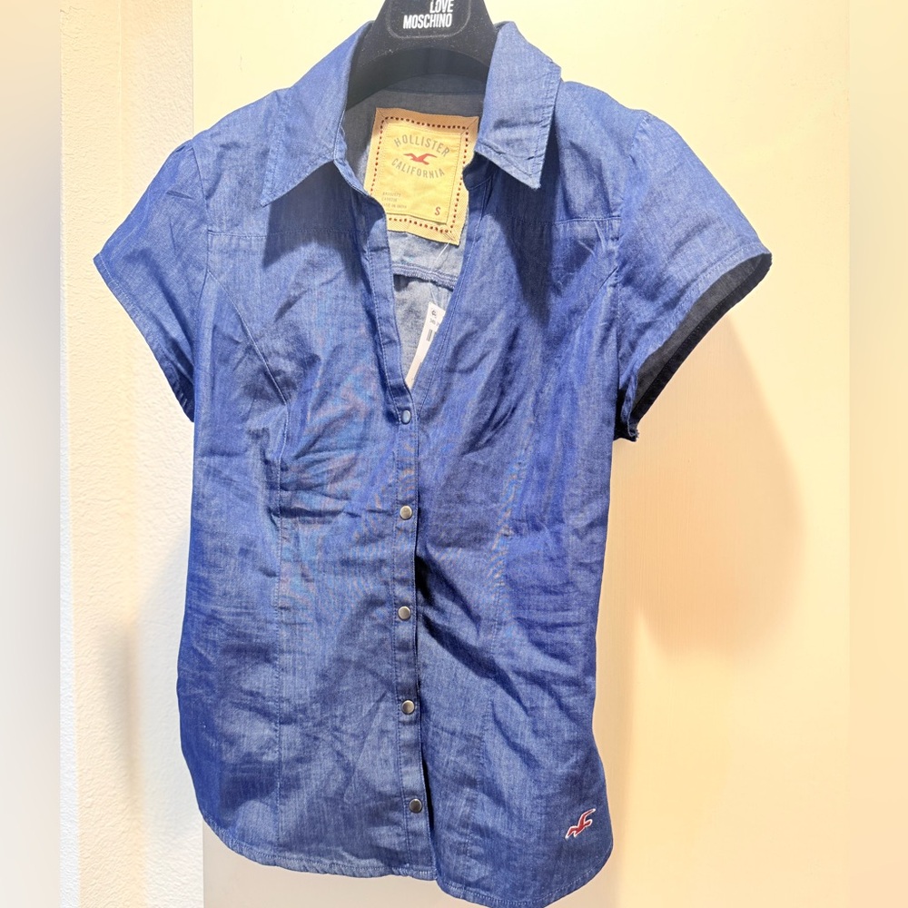 Hollister short sleeve fitted denim shirt